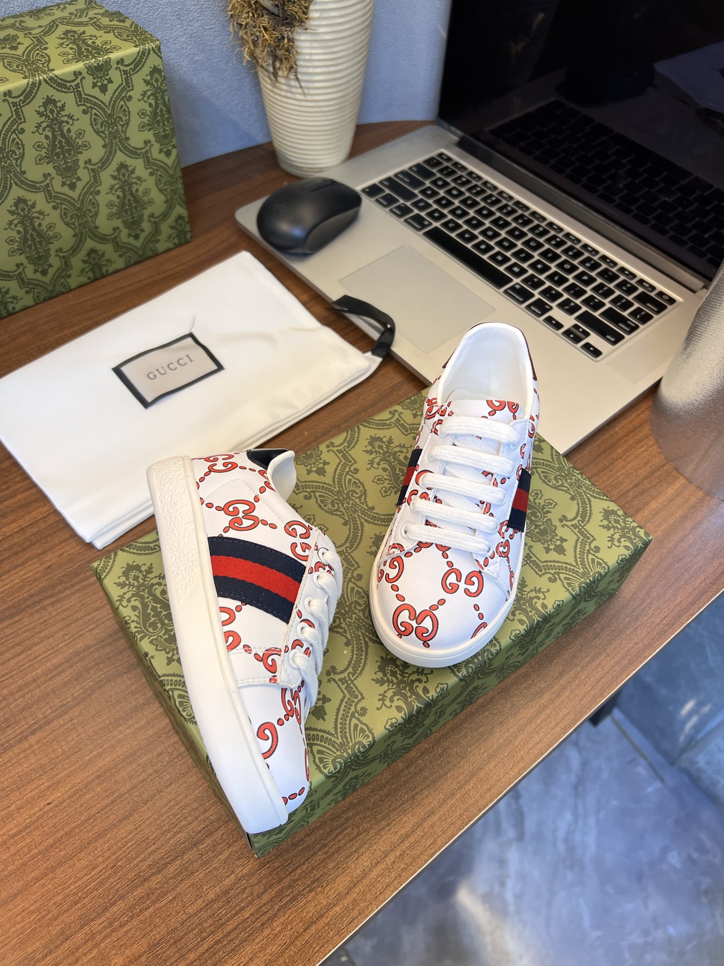 Children's shoes child